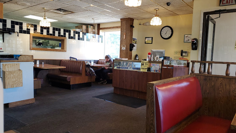 J&J's Family Restaurant - 1 North St, Yale, MI 48097 | Food Near Me