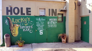 Lucky's Hole In The Wall Sports Bar - Lansing